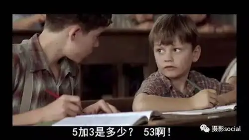 混合光源黄绿色温下的复古画风

