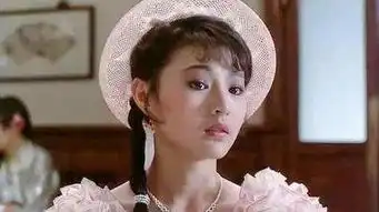 她长相清纯,36岁嫁富商后出轨自己的干儿子,如今成这样

