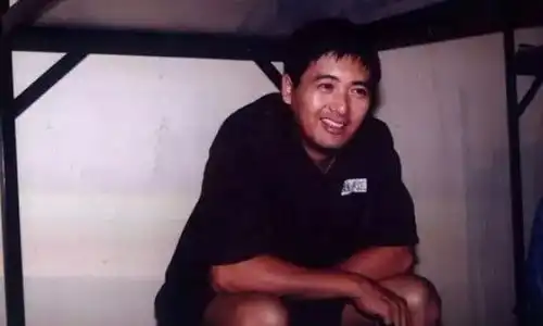 曾为陈玉莲闹自杀,张国荣却唱歌致敬他
