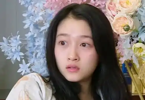 同样是起床后的素颜镜头,关晓彤被拍到急忙遮脸,鞠婧祎大方无比