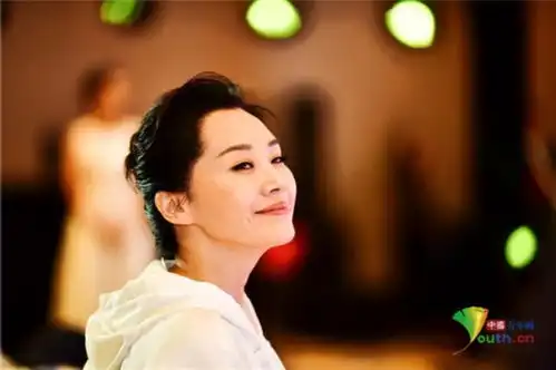 许晴代言北马活力满满丸子头减龄微笑迷人
