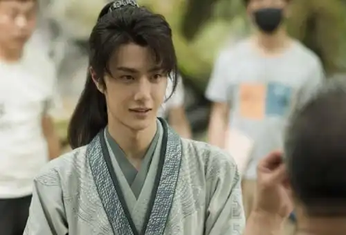不但将作为金鹰节的主持人,而且主演剧也入围,王一博真的很红
