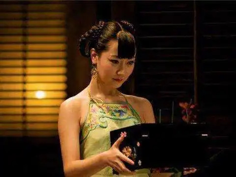 古代女性上半身穿肚兜,那下半身穿的是啥

