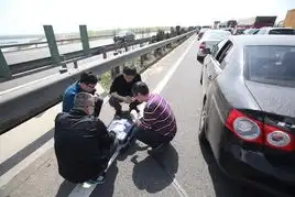 高速堵车5小时车主下车遛狗野炊打高尔夫