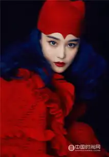 张馨予圣诞写真大片曝光造型魔幻美艳动人
