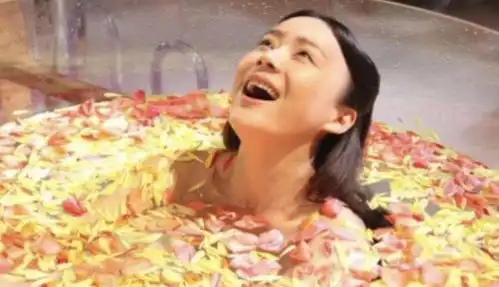 袁姗姗为何被骂演戏像泡澡,毁文物呛专家,讨好杨幂讽小斐打呼
