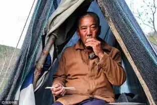 老人蜗居山中为儿守财
