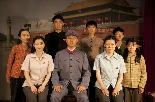 父母爱情剧组重聚却意外曝光拍摄地,5个字太醒目令粉丝惊喜
