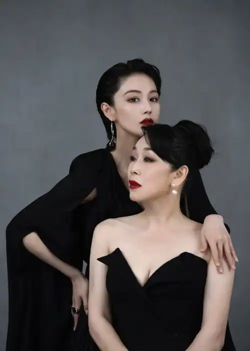 张馨予晒写真为母亲庆生,55岁妈妈年轻时髦,镜头表现力不输女儿
