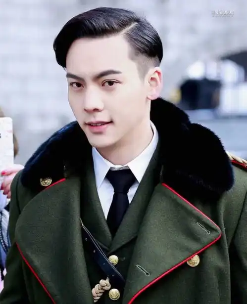 男演员制服诱惑,杨洋陈伟霆陈晓,盘点制服男神最后一位当之无愧
