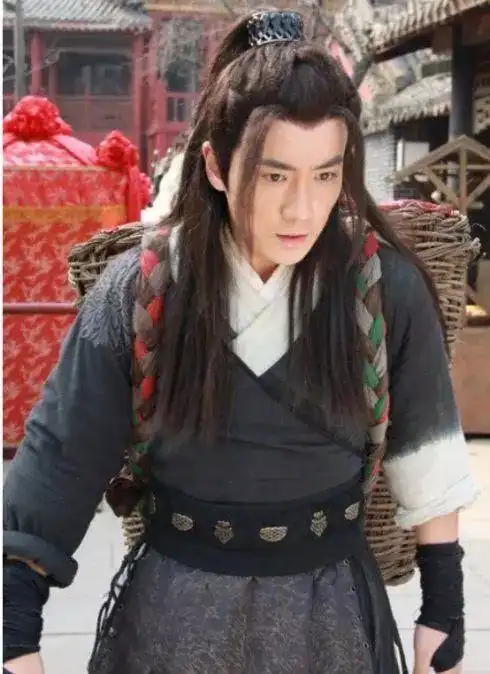 朱一龙出道就是男一号却没火,今凭知否成功走红,曾参演芈月传
