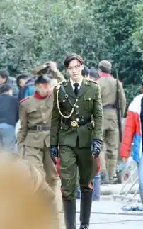 邓伦我穿军装了,张一山我也穿军装了,王宝强你们聊我走了