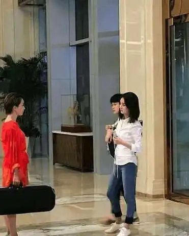 赵丽颖正在苏州拍摄倾城时光,因为擅自剪短头发,和剧组撕了