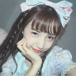 图片上这个女的是谁
