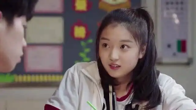 快把我哥带走时秒一个人在画手抄报,甄开心进来,时秒满脸笑容
