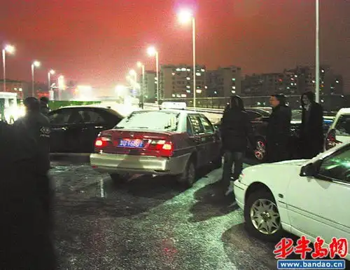 青岛降雪量达到暴雪级别万余人出动连夜清雪