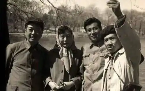 海鹰男主王心刚一代人男神,与患病爱妻携手到老,如今健在