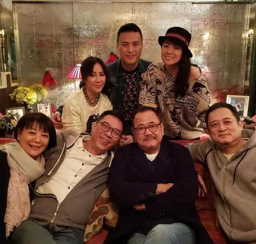 刘嘉玲亿万豪宅开趴,穿少女裙满屏青春感,艳压众贵妇
