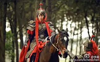 李晨晒与范冰冰古装剧照穿盔甲骑马造型帅气
