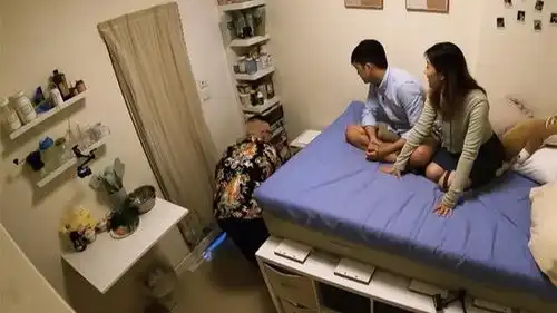 25岁香港夫妻住9㎡劏房,蜗居生活逼仄却甜蜜,网友祝福他们