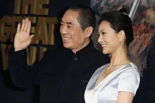 小31岁娇妻陈婷带3儿女探班张艺谋,一家同框笑容灿烂幸福满满
