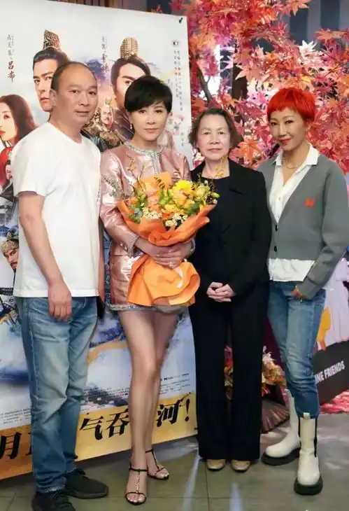 刘嘉玲母女同框穿粉衣秀美腿手上鸽子蛋抢镜,74岁老妈太年轻
