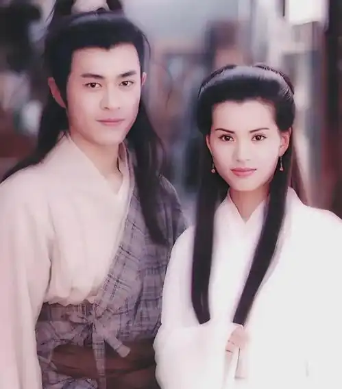 29年后再同框古天乐李若彤合照曝光,网友热议古仔脸僵是否整容
