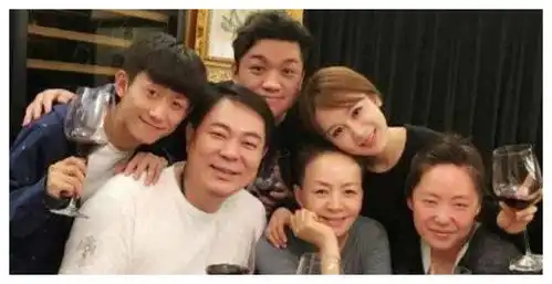 她靠父亲关系挤走杨紫,今家有儿女成员重聚,却不见她的身影
