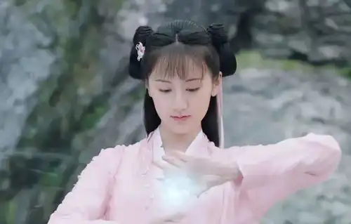 烂大街的花千骨同款发髻,琉璃萧可白凤九究竟谁梳起来更有味一些
