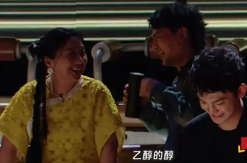 喜剧之王单口季小鹿披婚纱登台,付航靠疯炸场,鑫仔令人失望
