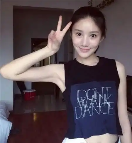 她是娜扎周冬雨同班同学,校花级美貌结果整残,今无戏可拍做直播
