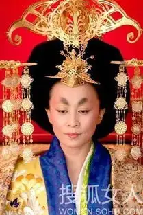 刘嘉玲现古董雷人眉各版武则天pk
