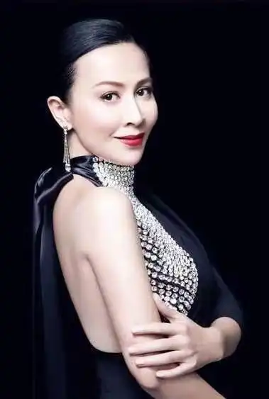 59岁刘嘉玲近照曝光美人迟暮,笑时皱纹比酒窝多,脚背青筋暴起
