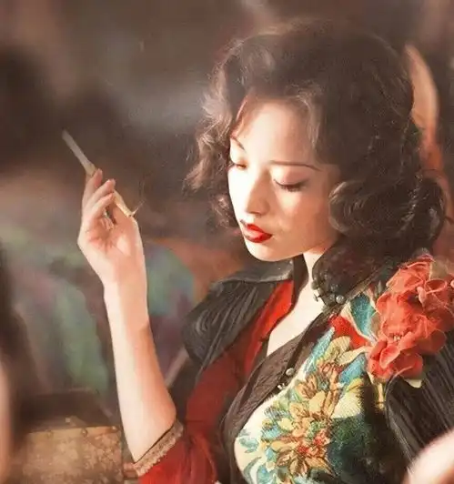 扛不起收视靠照片出圈频频走红毯的这谋女郎哪来的自信
