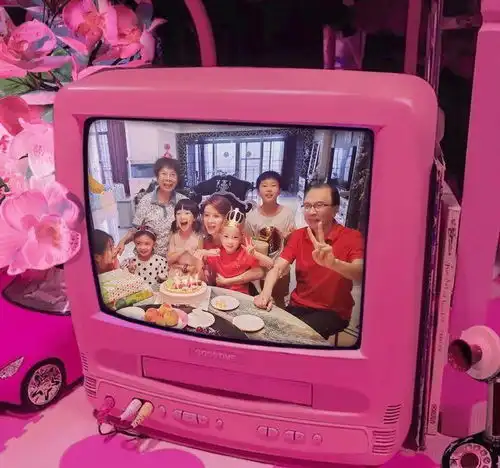 金巧巧晒孩子生日照片,母子俩超幸福
