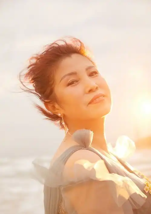 马丽妈妈一把年纪穿纱裙还挺美,身材饱满有韵味,和女儿好似同龄
