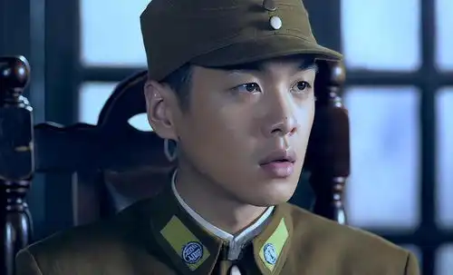 同样是演周卫国,将文章和张若昀放在一起,两者的差距却不言而喻
