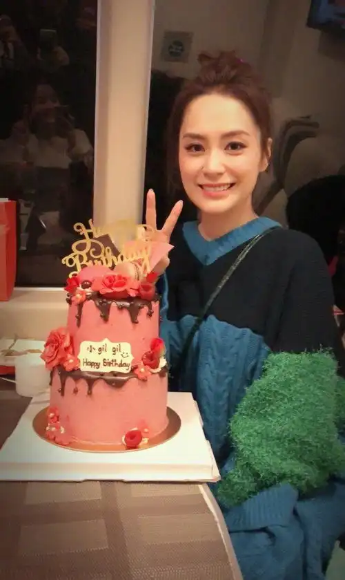 36岁阿娇宣布结婚啦变身最美新娘这逆袭的衣品可少不了功劳啊
