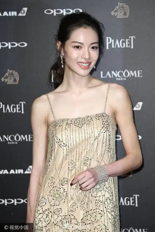 组图芳华女主钟楚曦亮相金马奖复古吊带长裙秀优雅曲线

