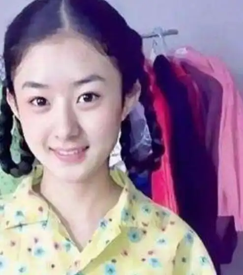 赵丽颖养娃太拼命新剧开机,穿土味衬衣重回13年前农村少女脸