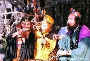 86版西游记的罕见幕后照唐僧穿短裤,大圣喝汽水,八戒玩蟒蛇
