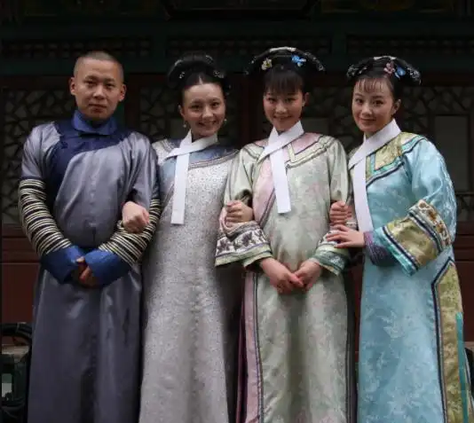 蓝盈莹晒甄嬛传大合影甄嬛传开播12年,蓝盈莹晒剧组重聚照浣碧终究是错付了