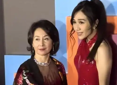 何超琼刘嘉玲出席中秋晚宴,戴千万珠宝亮相,何超盈的脸又变了
