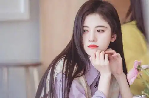 化妆师说鞠婧祎脸小到无需修容,评论区上演翻车,遭网友质疑嘲笑
