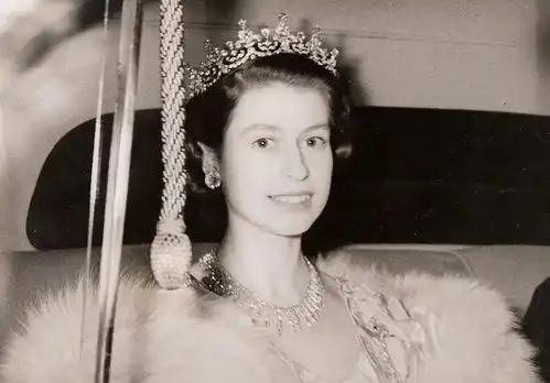 86年,一位盲人老者来到上海外办,拿出一张请柬英国女王要见我
