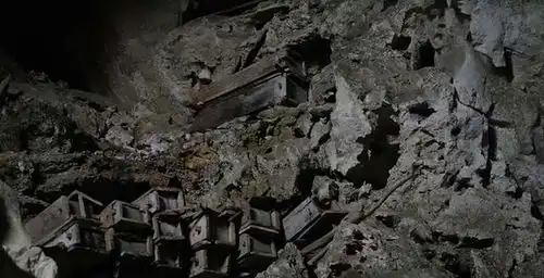 悬棺飞升之谜探秘贵州神秘背尸人,徒手在悬崖上攀爬如履平地
