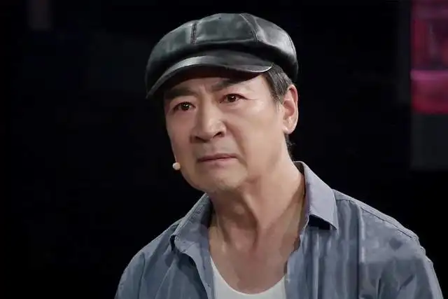 金粉世家中总理金铨娶了三房夫人,扮演者寇振海同样家有娇妻
