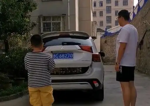 山东男孩生日收到礼物,走进一看表情瞬变,不敢哭的表情逗乐网友