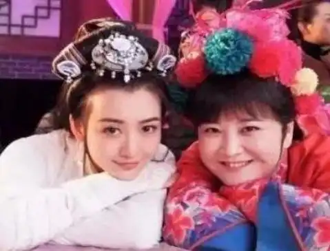 有一种合影叫远离贾玲看完贾玲和明星的合照就知道为什么了
