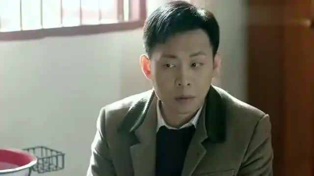 鸡毛飞上天陈大光走私欲逃走,江河为了让他自首,拿出菜刀

